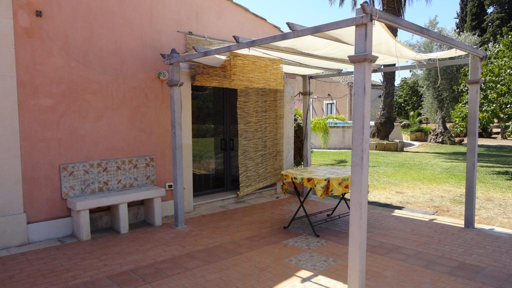 La Taverna Floridia Esterno foto